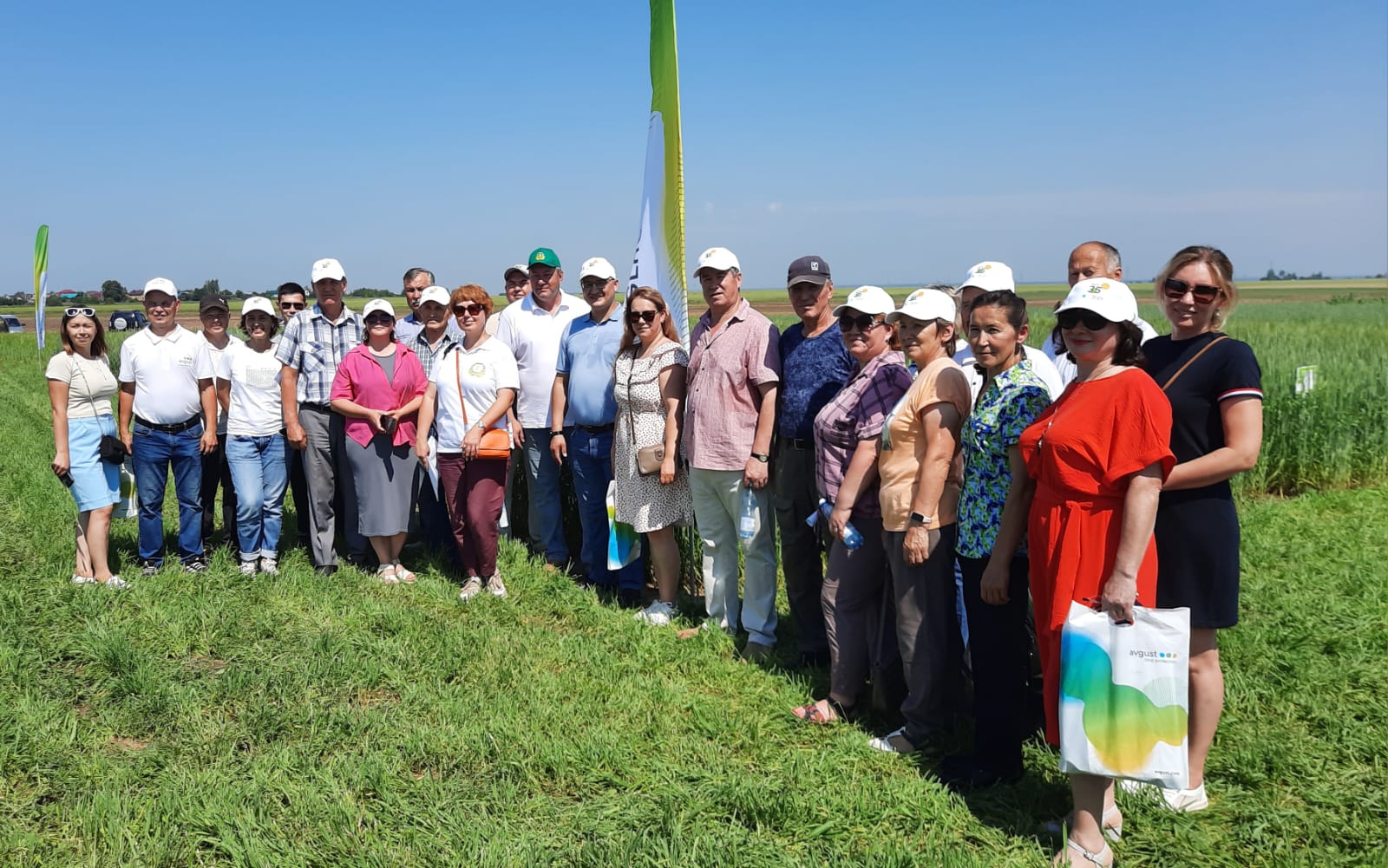 Участники семинара на фоне опытного поля