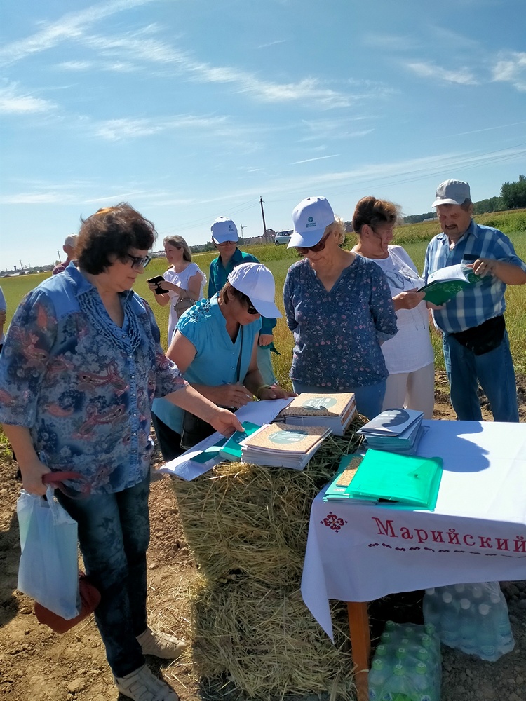 Участники семинара у стола регистрации