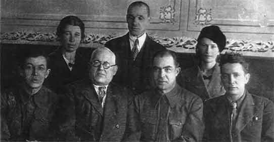 Мосолов В.П. со своими сотрудниками из опытной станции